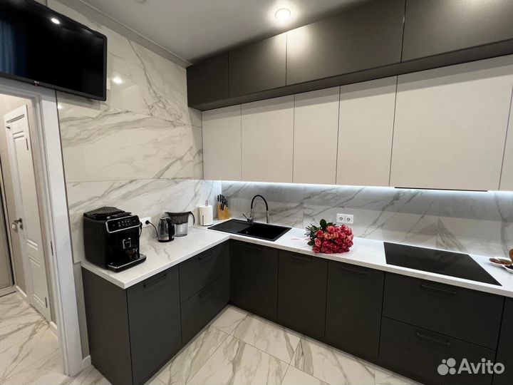 Кухня на заказ под потолок в Новосибирске