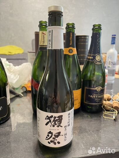 Пустые бутылки из под шампанского