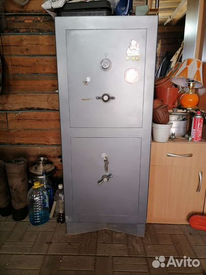 Металлический сейф