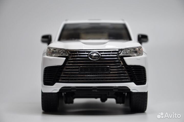 Модель автомобиля Lexus LX 600 металл