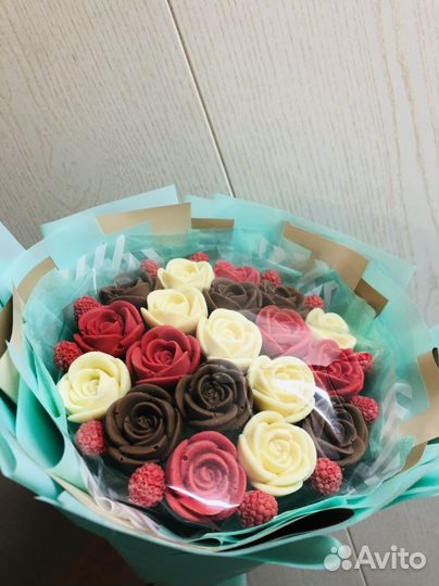 Букет из шоколадных роз, тюльпанов, пионов