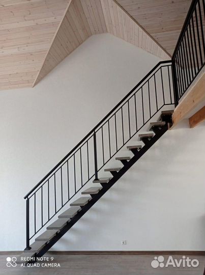 Лестница с площадкой на второй этаж