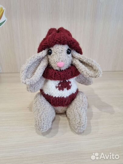 Плюшевый заяц вязаный