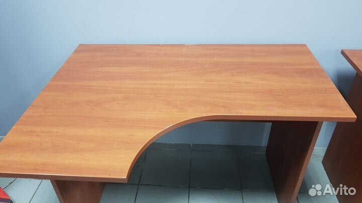 Три компьютерных стола