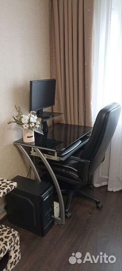 Компьютерный стол стеклянный