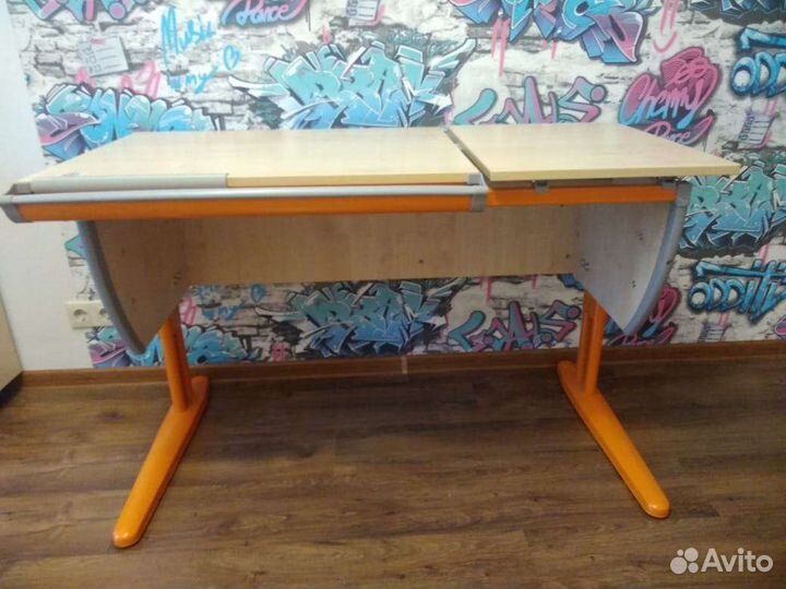 Детский письменный стол и стул
