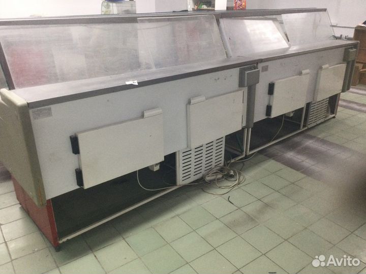 Холодильная витрина и морозильник