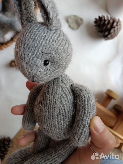 Игрушка ручной работы зайчик вязаный спицами