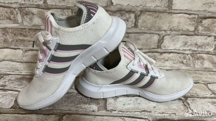 Кроссовки женские adidas Swift Run X 37