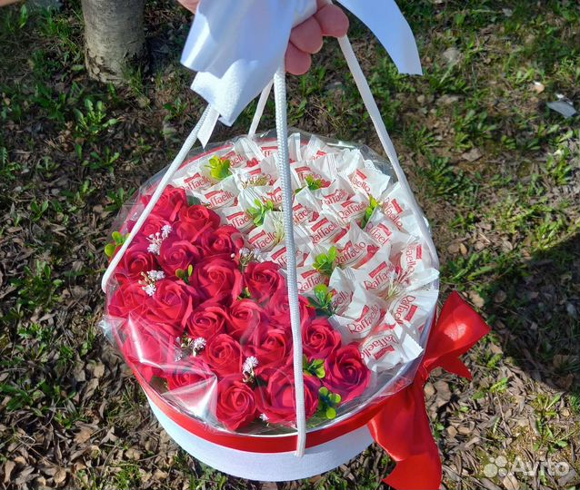 Подарок букет из мыльных роз и конфет раффаэлло