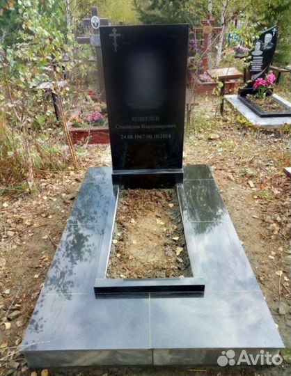 Памятник из черного гранита