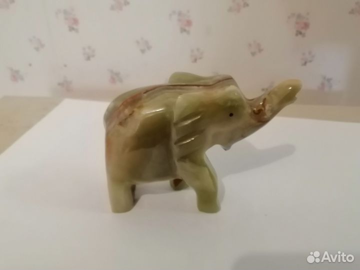 Фигурка слона из камня