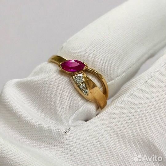 Кольцо с синтетическим камнем Золото