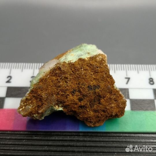 Фуксит и гидрогетит на кварце