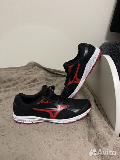 Кроссовки мизуно