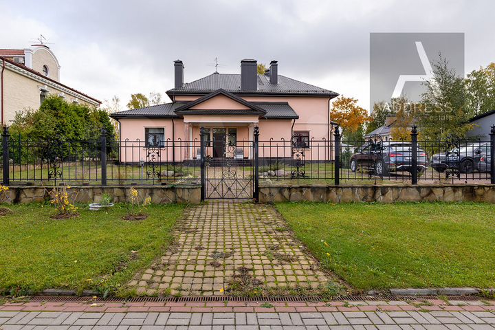 Коттедж 370 м² на участке 28 сот.