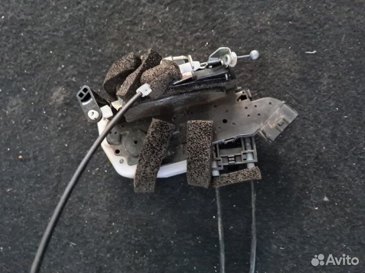 Замок боковой двери передний левый Nissan Juke F15