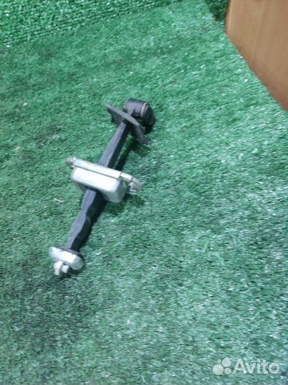 Ограничитель двери передний правый Skoda Octavia