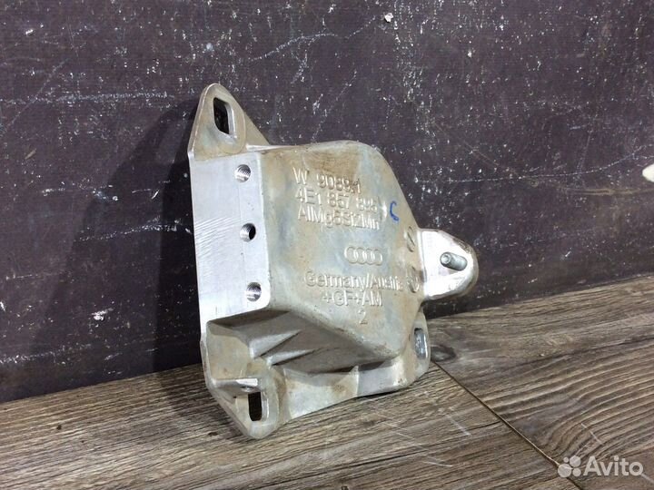 Кронштейн крепления торпедо Audi A8 D3 Левый