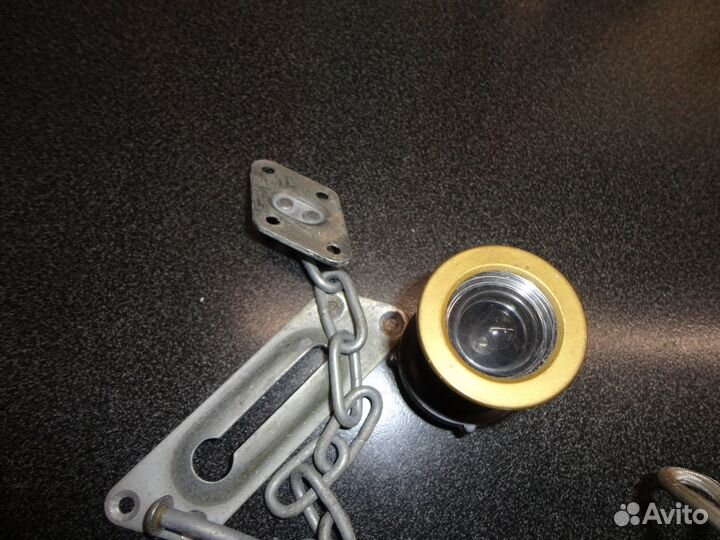 Дверной глазок и цепочка