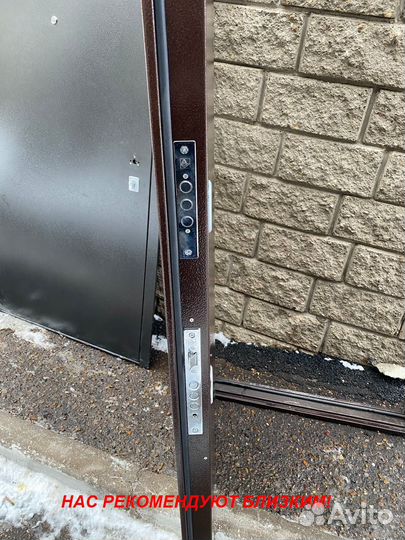 Тяжелая дверь металлическая в дом