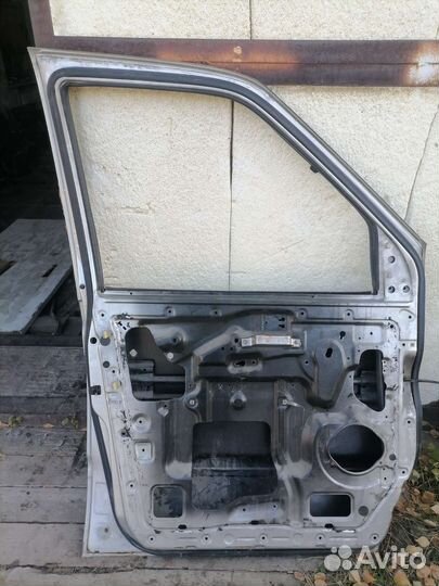 Дверь передняя левая Nissan Serena C23