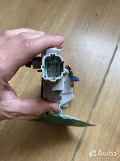 Замок двери задний правый Nissan Primera P11