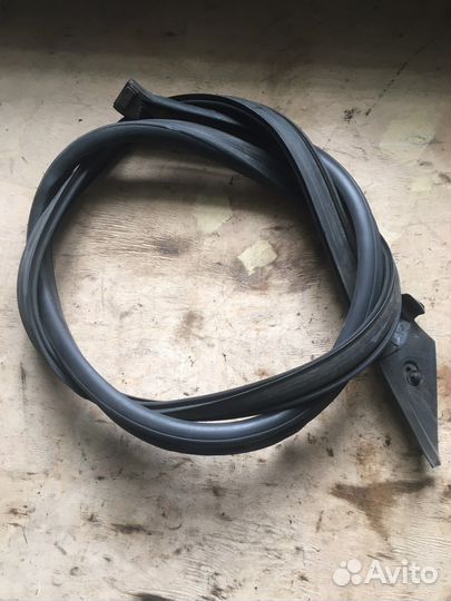 Уплотнитель вдоль крыши правый Renault Laguna 2