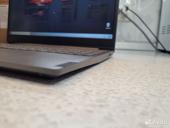 Lenovo куплен год назад