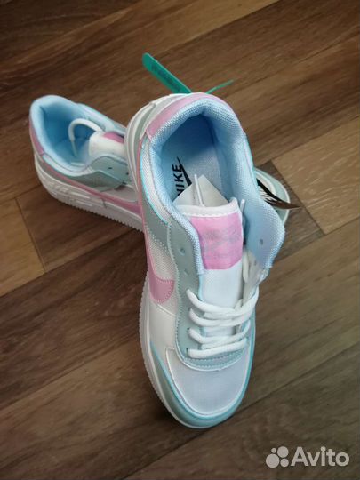 Кроссовки женские