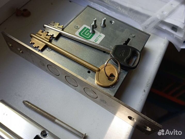 Дверной замок и личинка