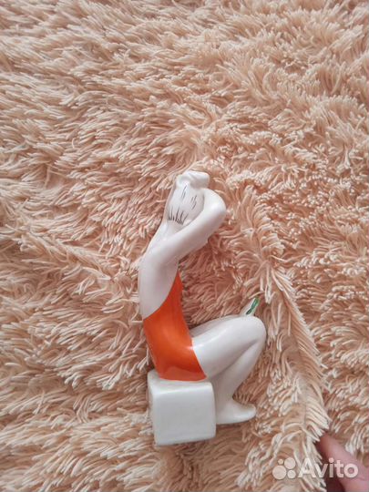 Статуэтка девушка с зеркалом