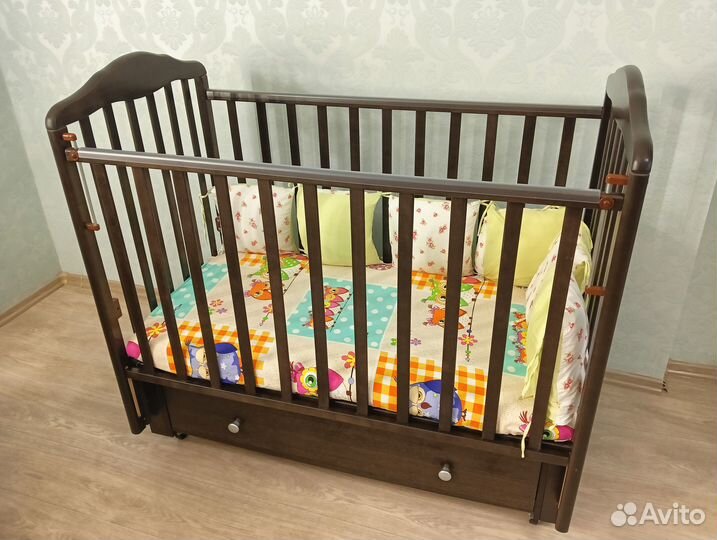 Детская кроватка с колесами, маятником и ящиком