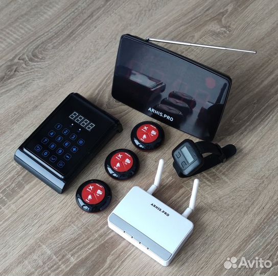 Кнопка вызова официанта, персонала с часами