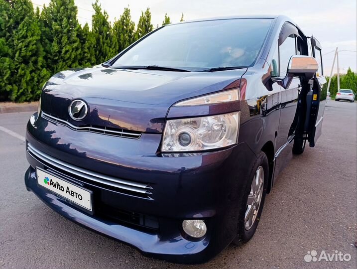 Toyota Voxy 2.0 CVT, 2009, 207 000 км