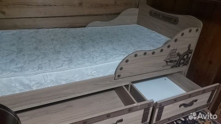 Кровать односпальная с ящиками и матрасом