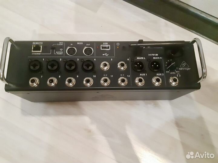 Цифровой микшер (микшерный пульт) behringer XR12