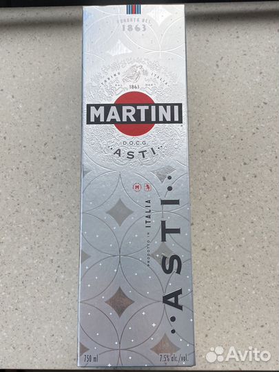 Коробка Martini Asti и Apple Lightning
