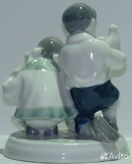 Редкая статуэтка. Дети кормят голубей.СССР