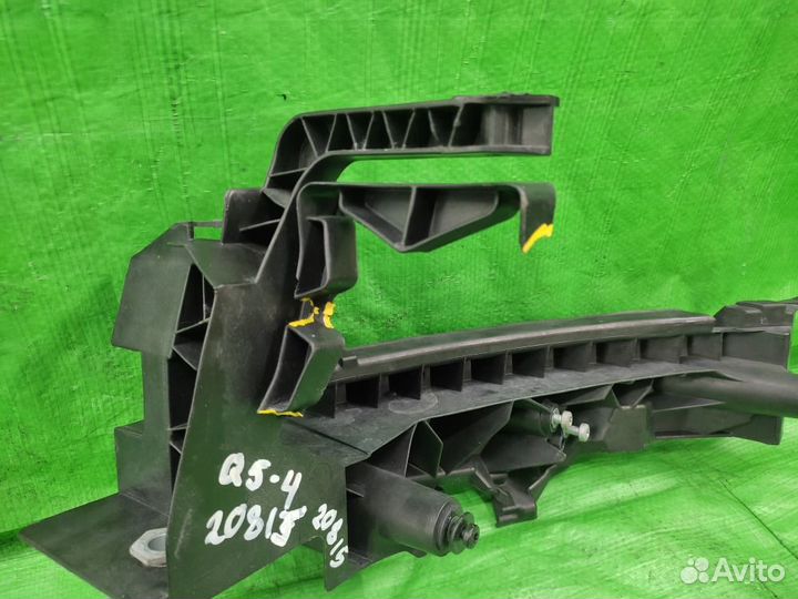 Крепление прав. фары / кронштейн Audi Q5 2008-2017