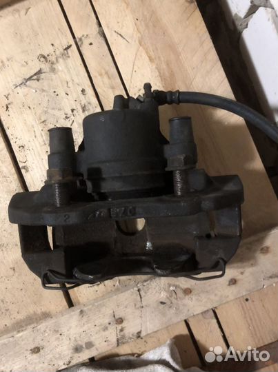 Супорт передний правый Мазда 3 бк бл