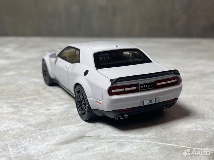 Модель автомобиля Dodge Challenger SRT 1/32 серая