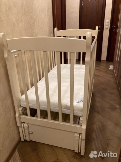 Детская кроватка, матрас, комод