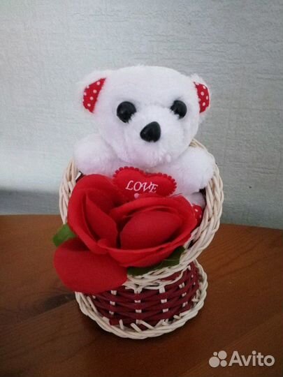 Мишка в корзинке