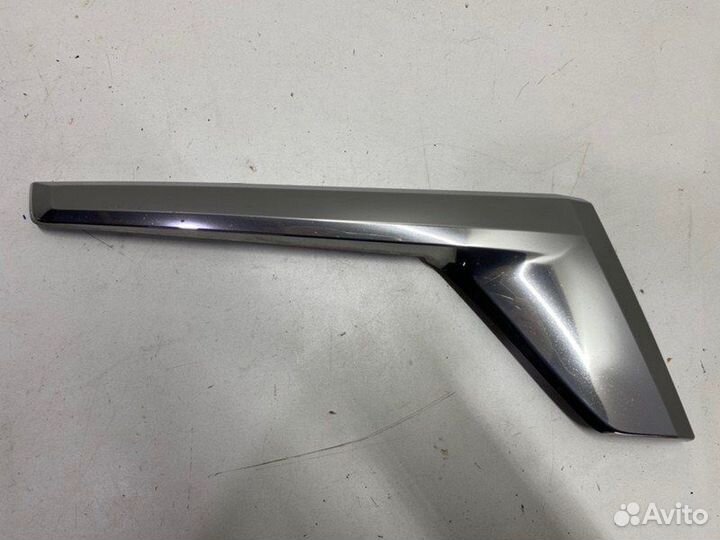 Молдинг фары передний правый Toyota Land Cruiser