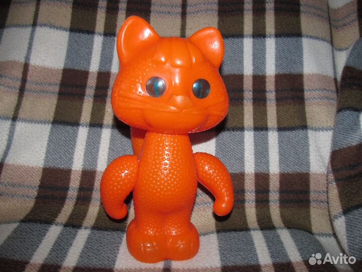 Игрушки СССР, кот, коробка от паровоза. Собака кит