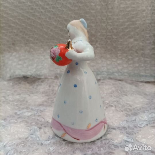 Девушка с чайником и девушка с самоваром (Дулево)