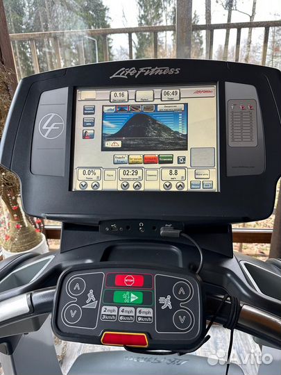 Беговая дорожка life fitness