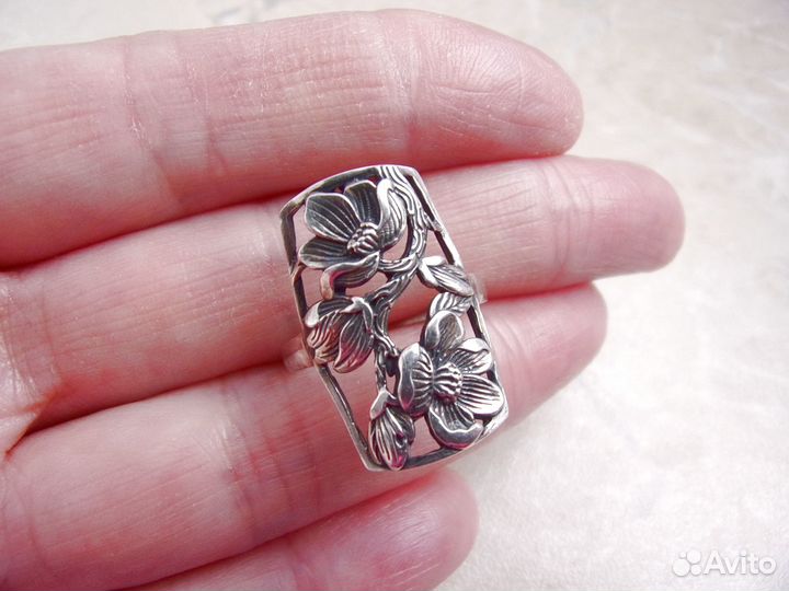Серебряное кольцо с магнолиями