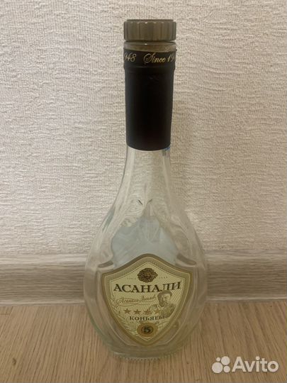 Пустые бутылки из под джина, рома, коньяка, водки